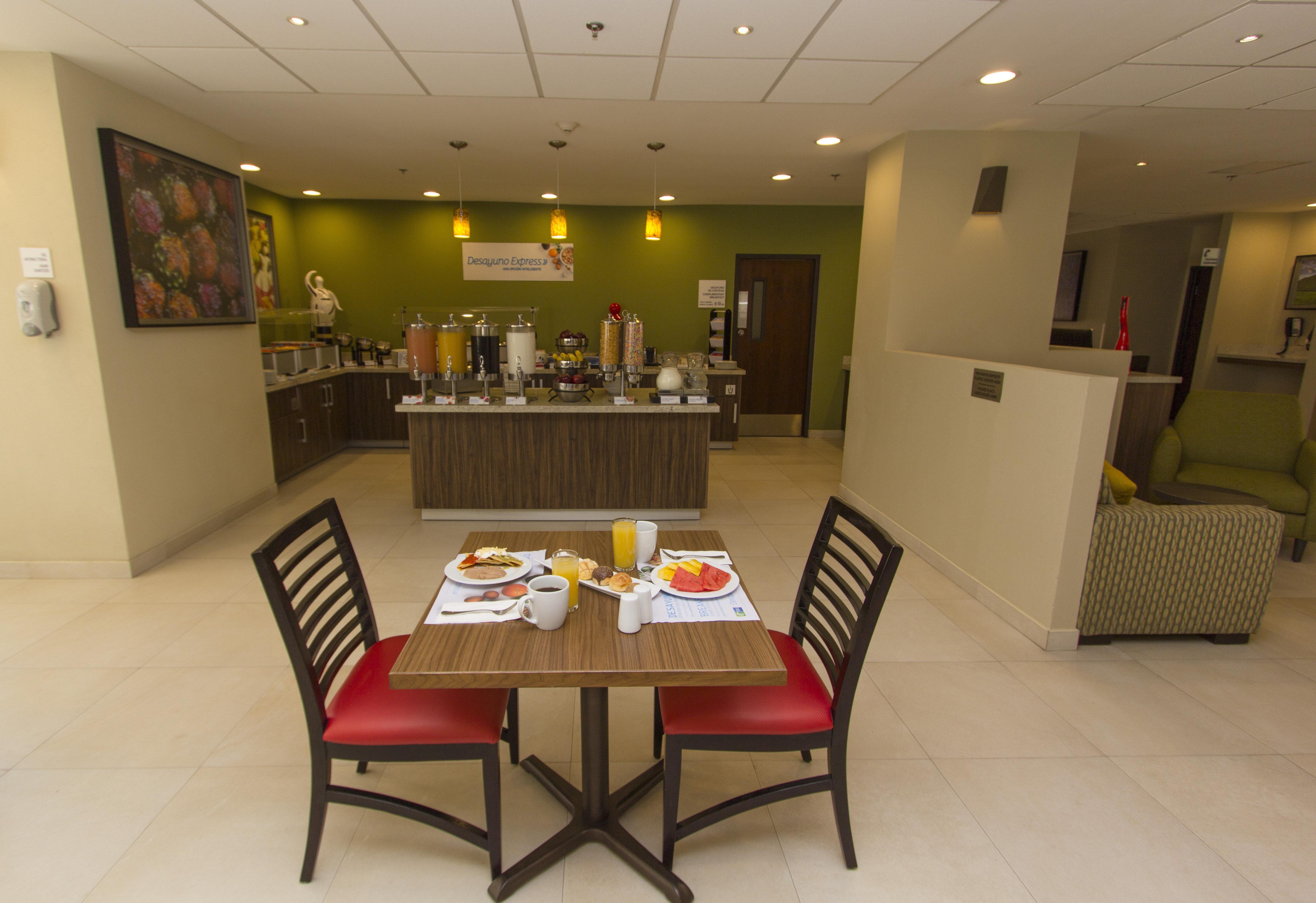 Holiday Inn Express Guadalajara Aeropuerto By Ihg Las Pintas Exterior photo