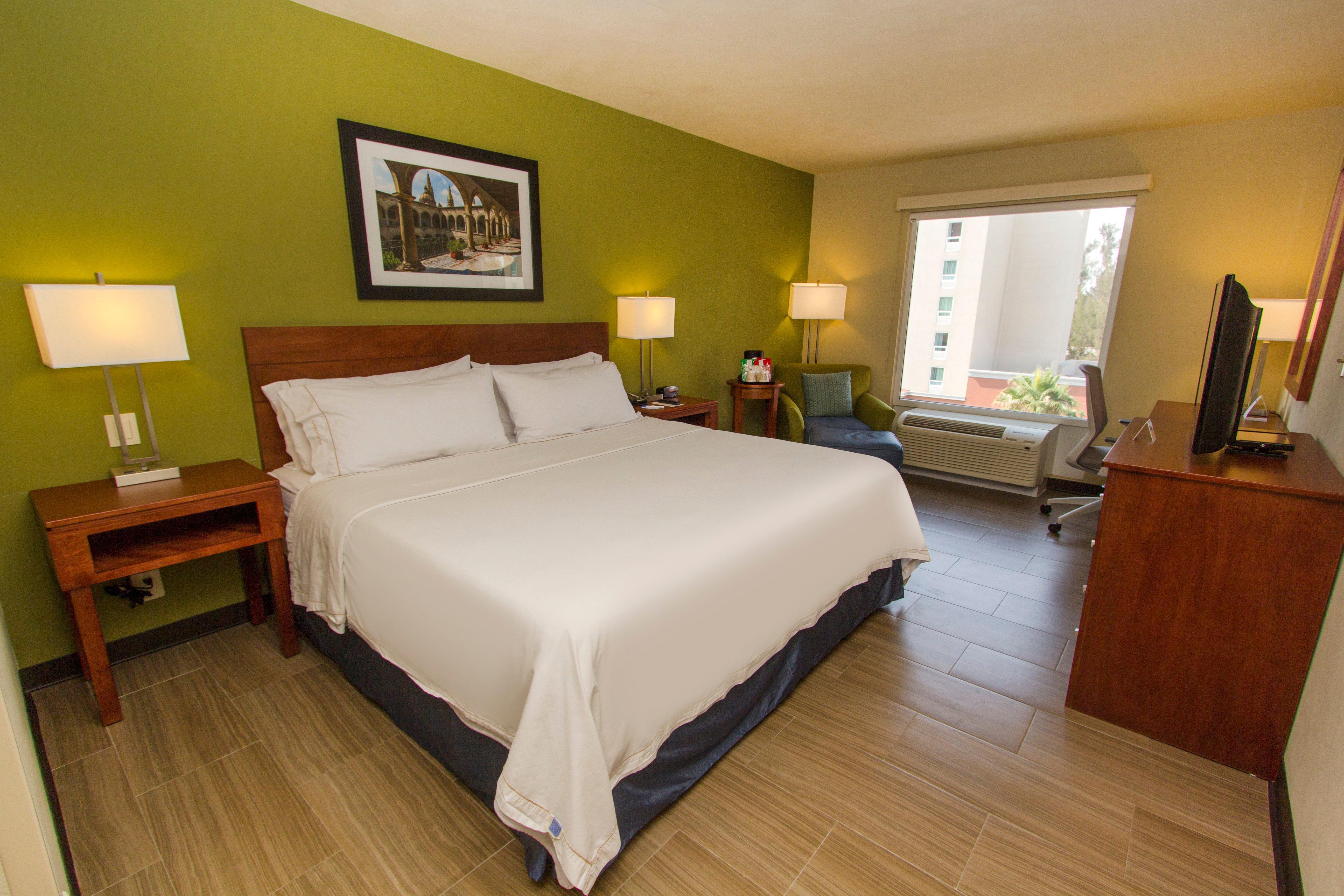 Holiday Inn Express Guadalajara Aeropuerto By Ihg Las Pintas Exterior photo