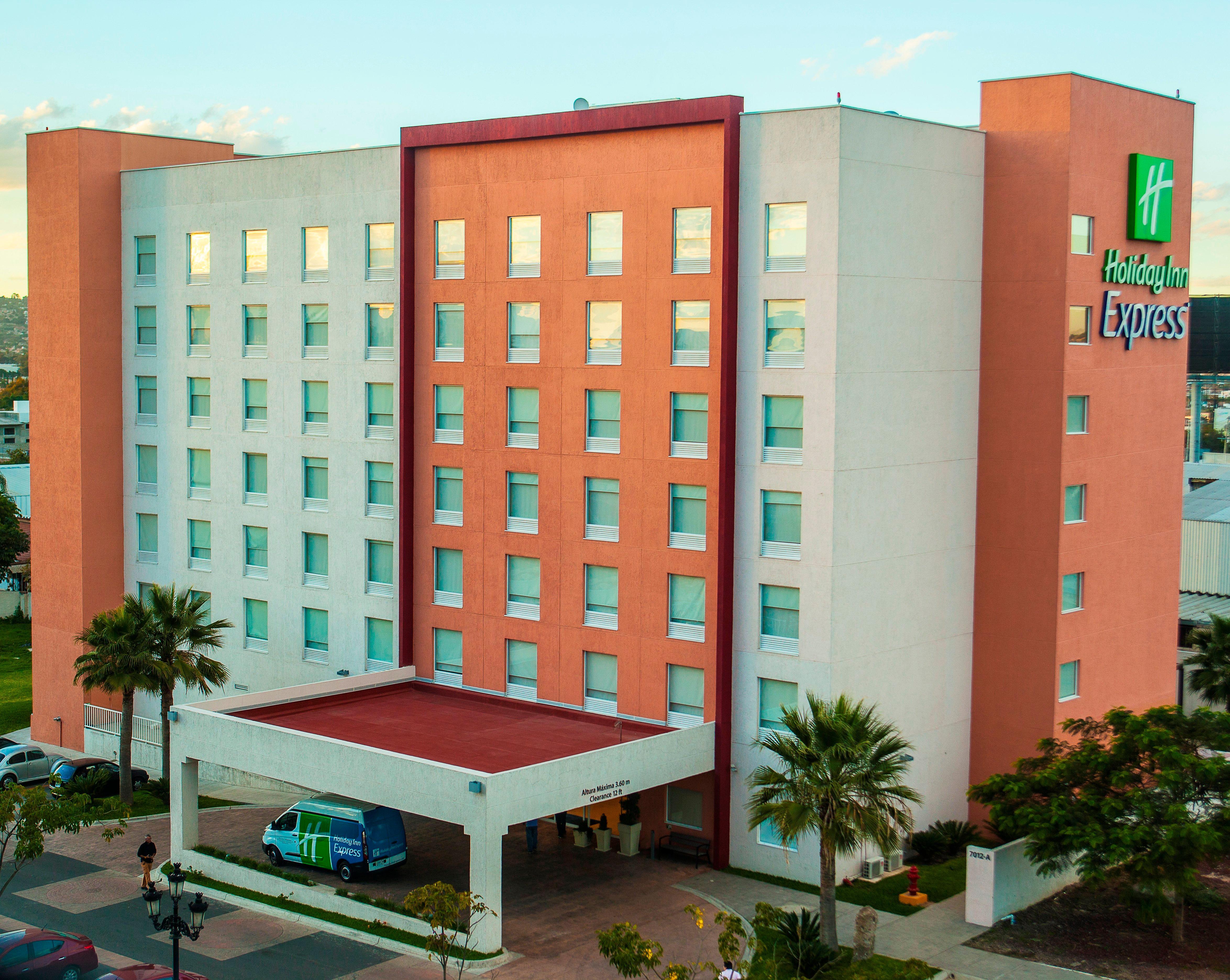 Holiday Inn Express Guadalajara Aeropuerto By Ihg Las Pintas Exterior photo