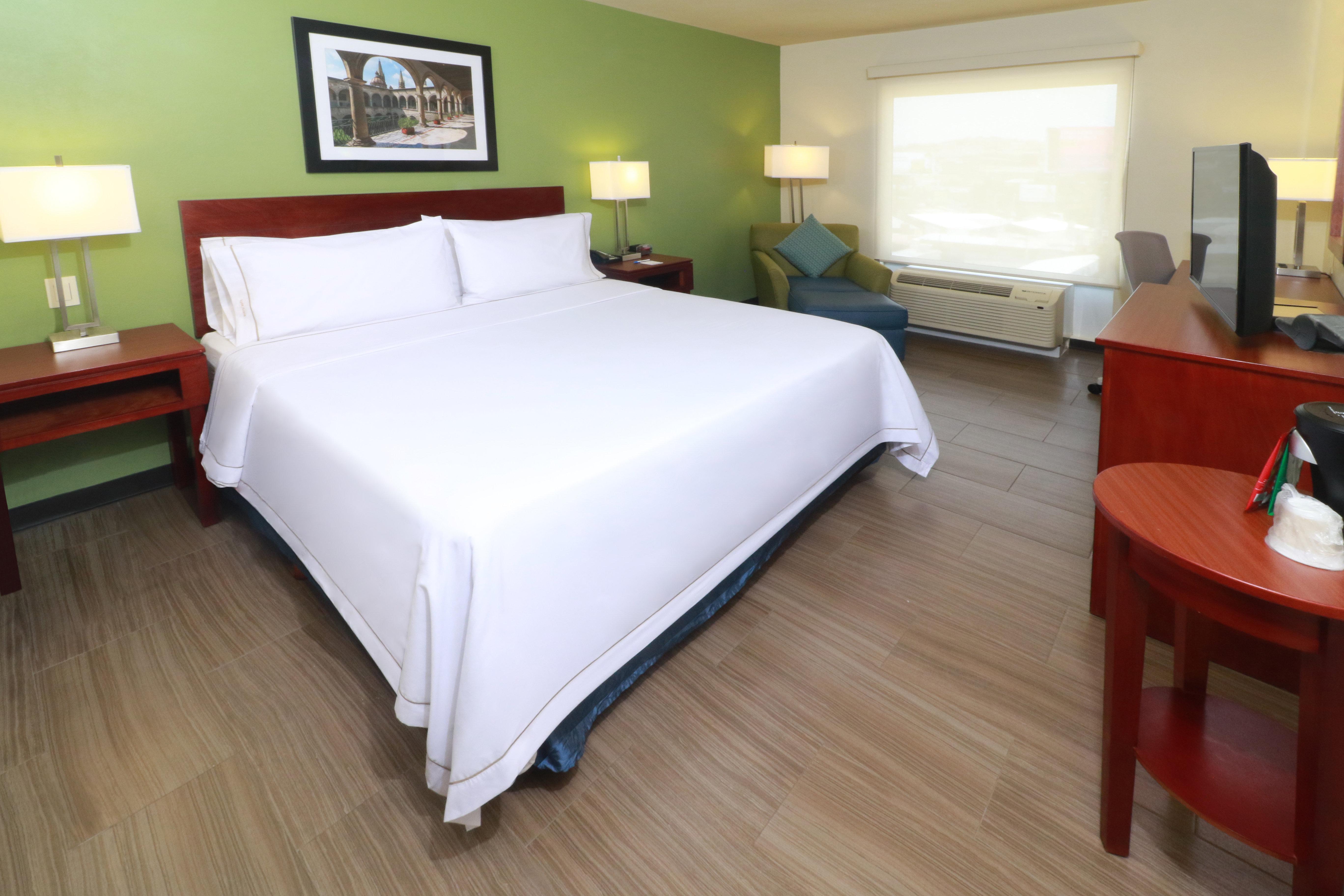 Holiday Inn Express Guadalajara Aeropuerto By Ihg Las Pintas Exterior photo