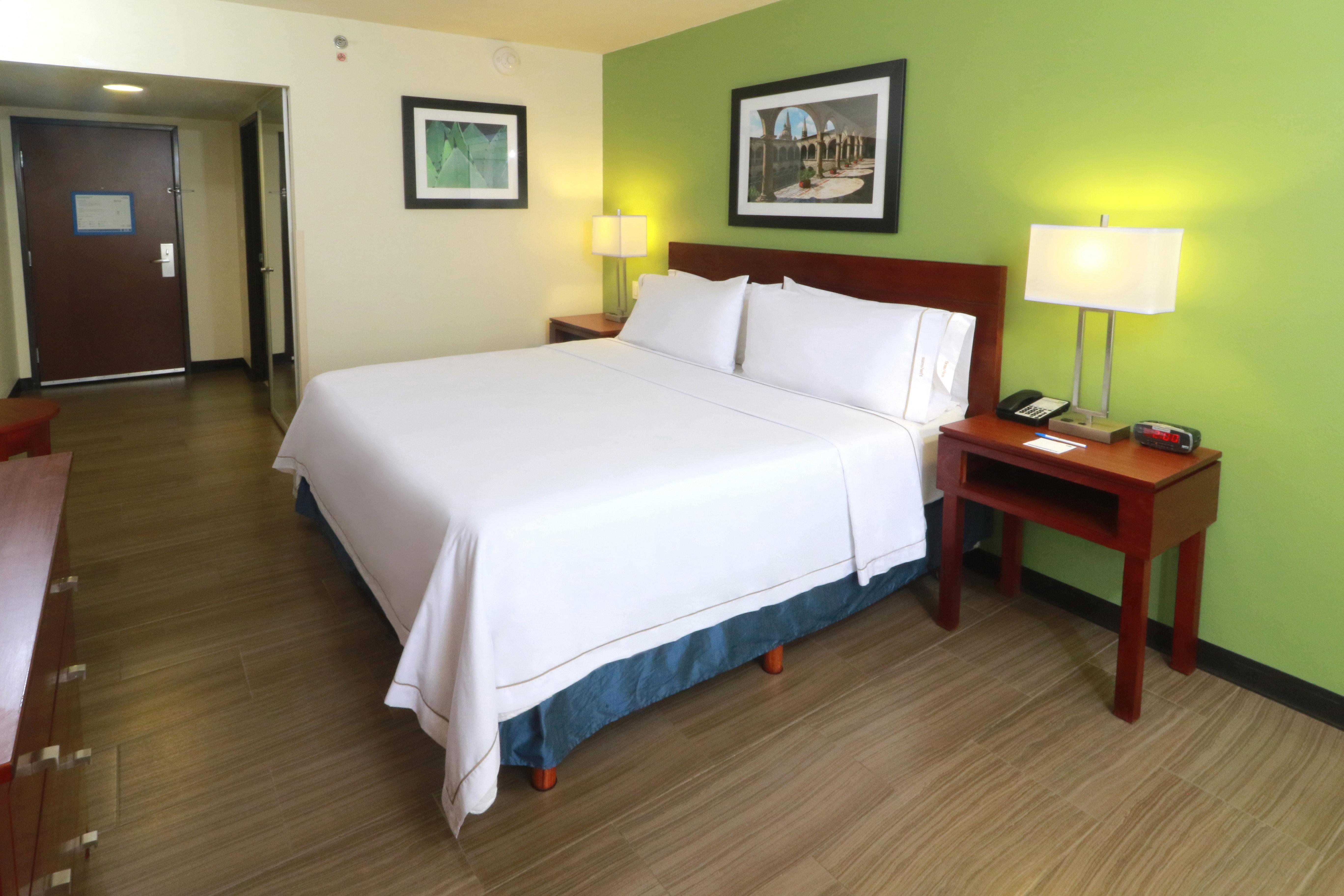 Holiday Inn Express Guadalajara Aeropuerto By Ihg Las Pintas Exterior photo