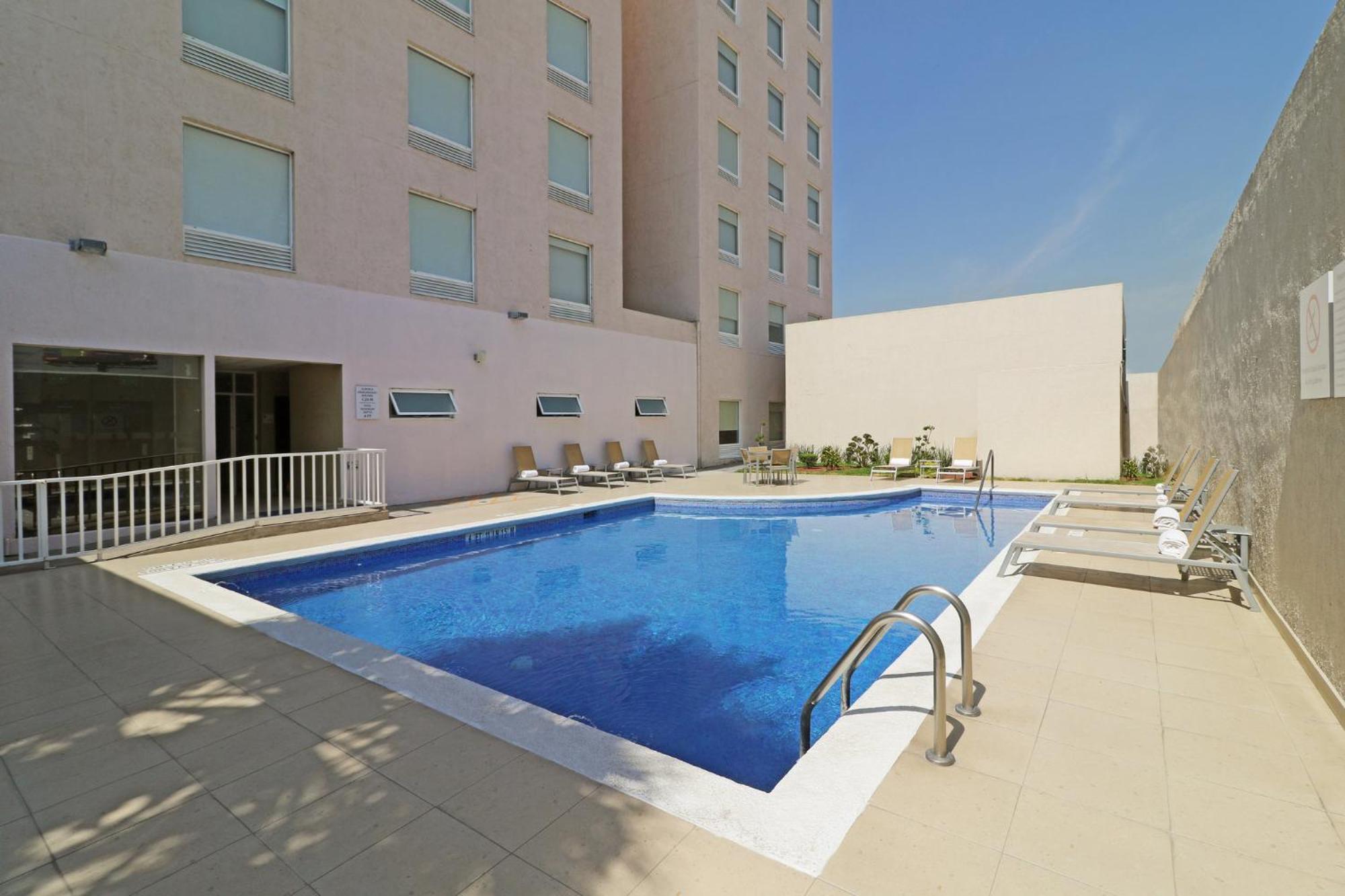 Holiday Inn Express Guadalajara Aeropuerto By Ihg Las Pintas Exterior photo