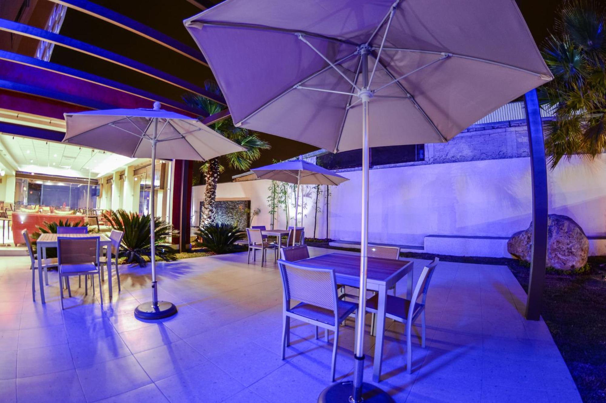 Holiday Inn Express Guadalajara Aeropuerto By Ihg Las Pintas Exterior photo