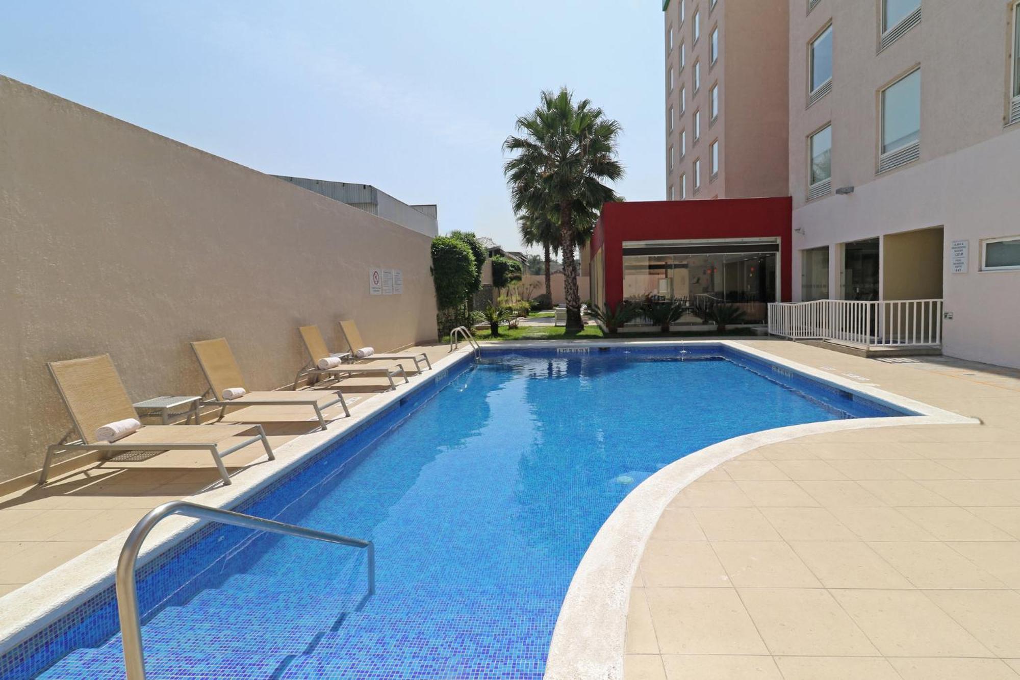 Holiday Inn Express Guadalajara Aeropuerto By Ihg Las Pintas Exterior photo