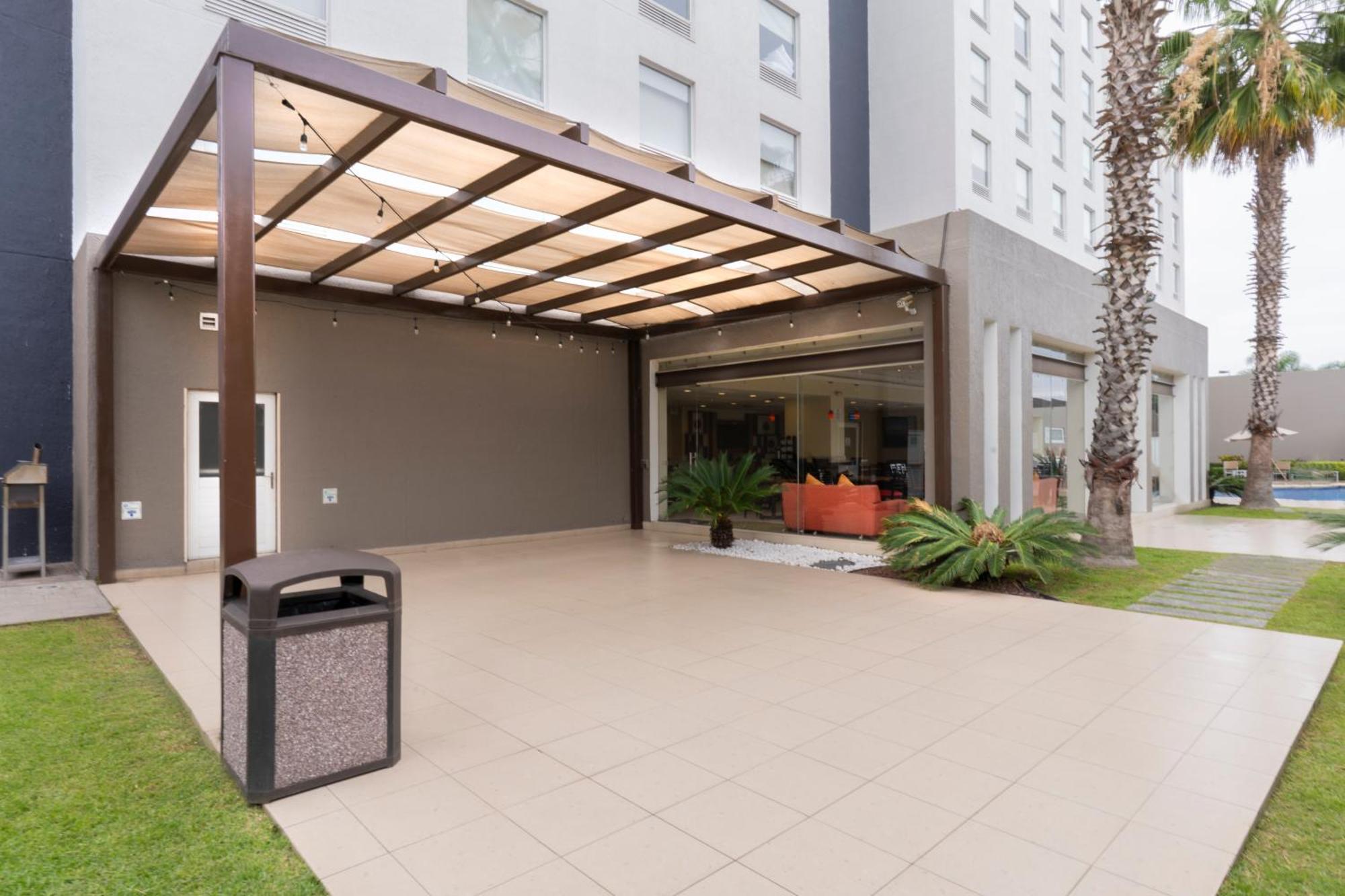 Holiday Inn Express Guadalajara Aeropuerto By Ihg Las Pintas Exterior photo