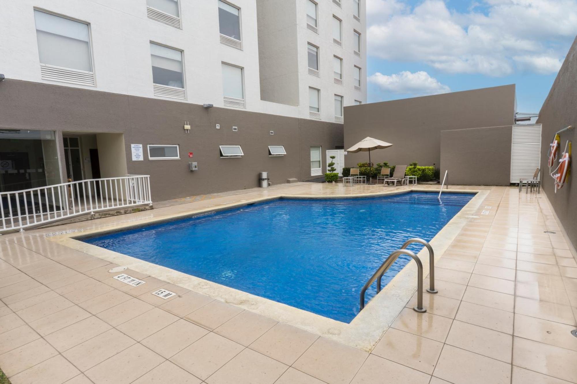 Holiday Inn Express Guadalajara Aeropuerto By Ihg Las Pintas Exterior photo