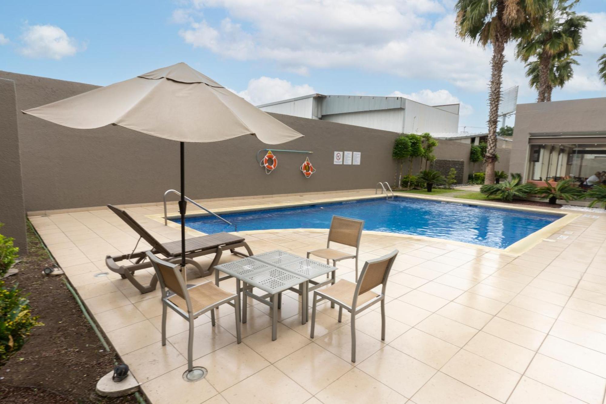 Holiday Inn Express Guadalajara Aeropuerto By Ihg Las Pintas Exterior photo