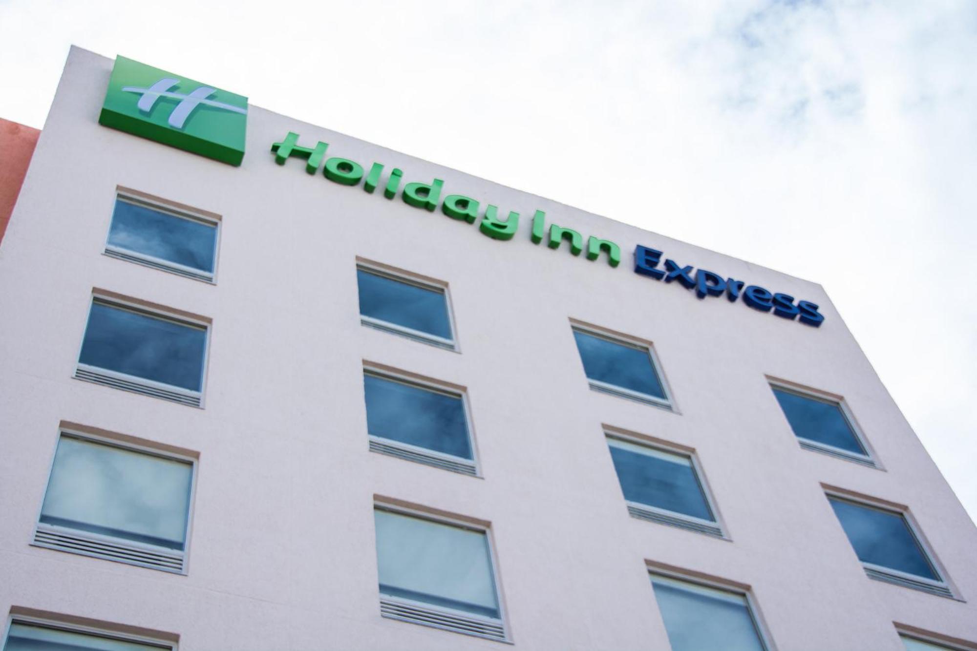 Holiday Inn Express Guadalajara Aeropuerto By Ihg Las Pintas Exterior photo