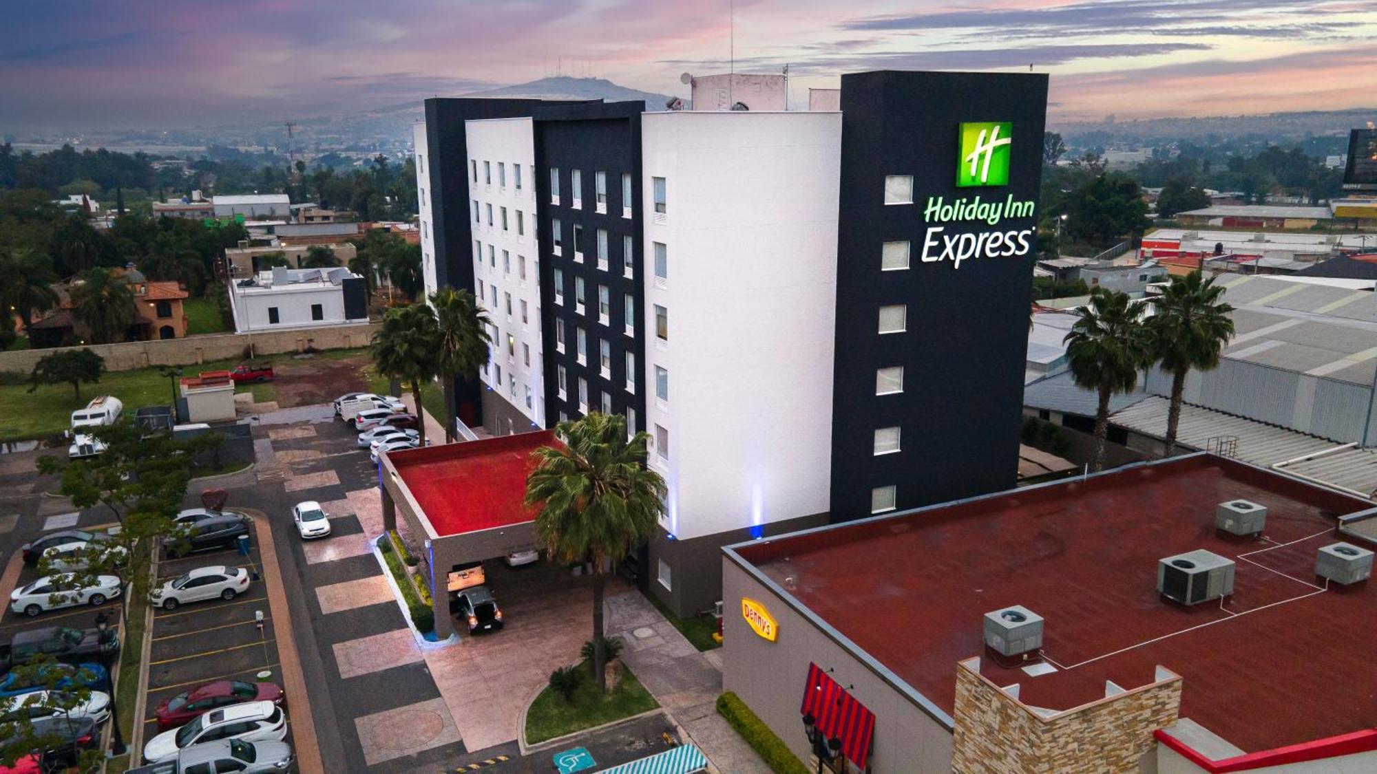 Holiday Inn Express Guadalajara Aeropuerto By Ihg Las Pintas Exterior photo