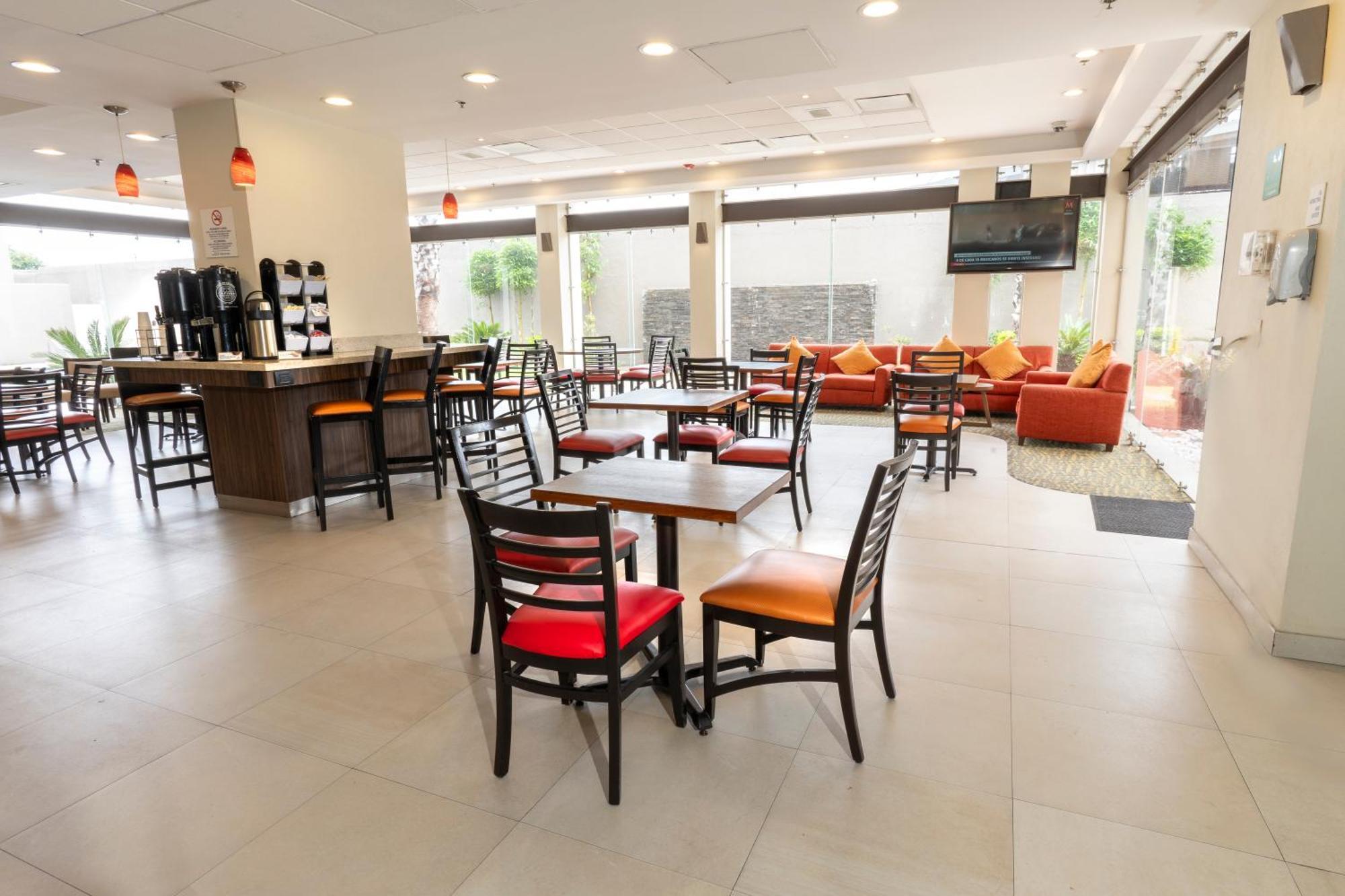 Holiday Inn Express Guadalajara Aeropuerto By Ihg Las Pintas Exterior photo