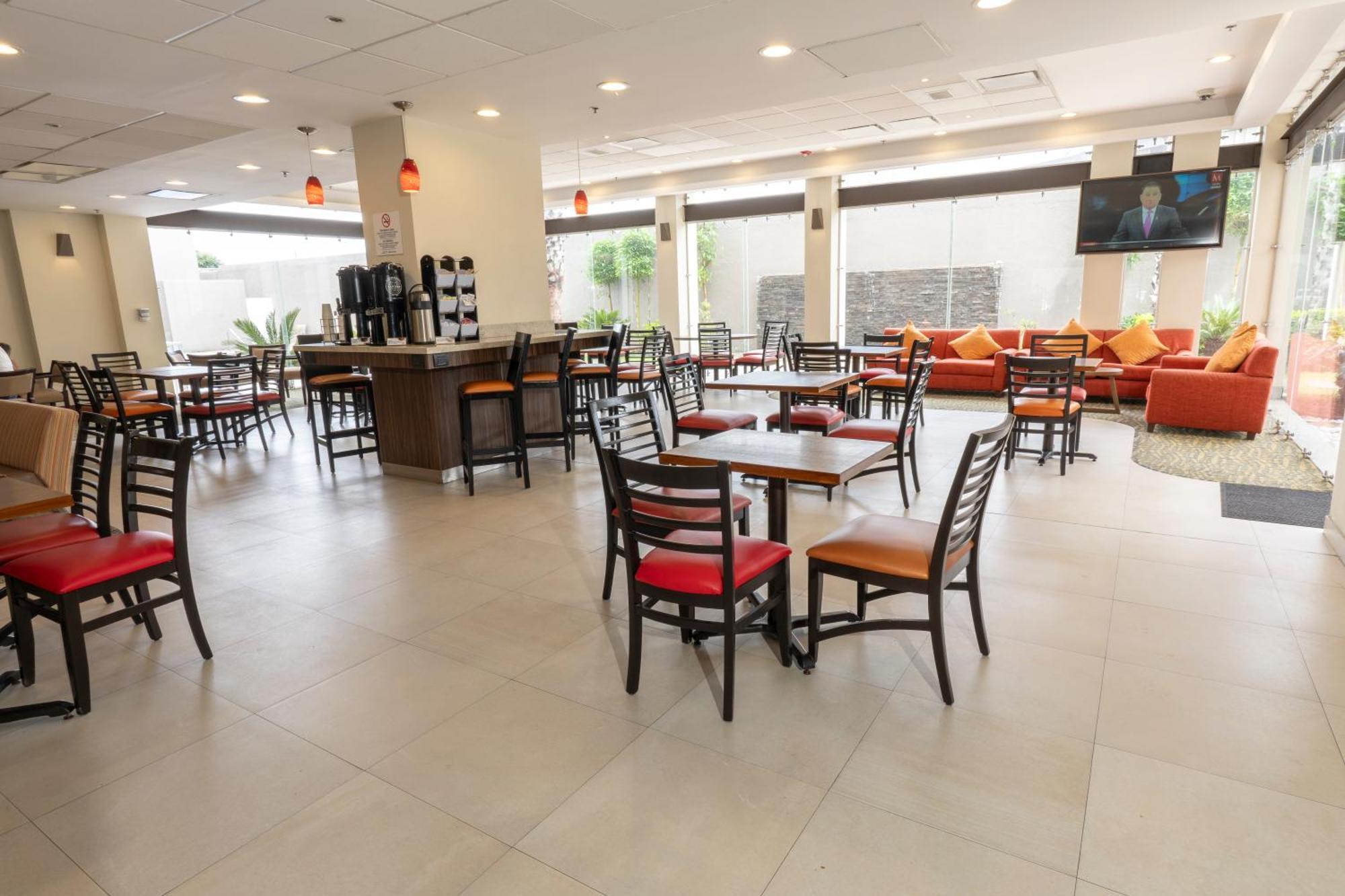 Holiday Inn Express Guadalajara Aeropuerto By Ihg Las Pintas Exterior photo