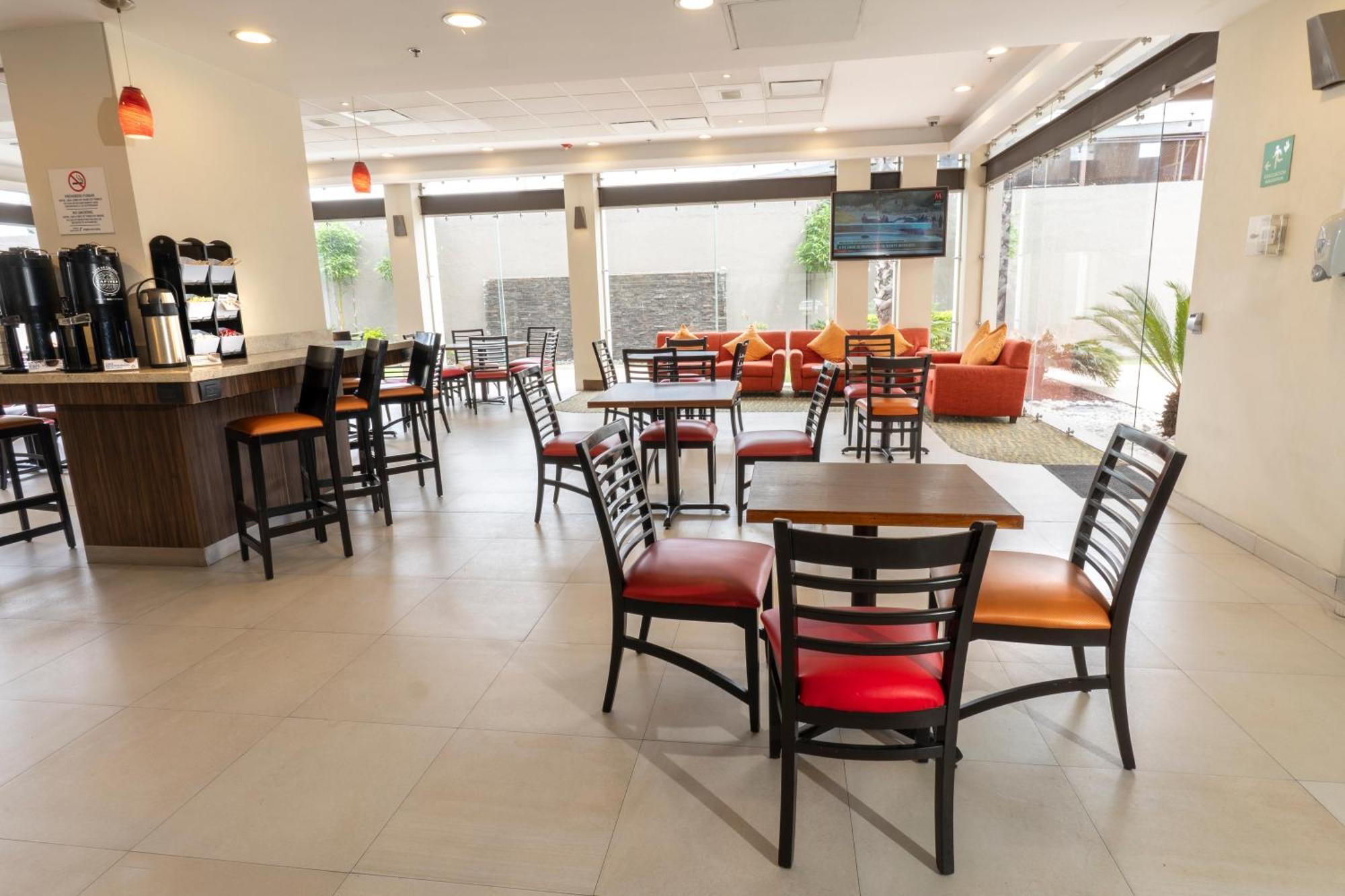 Holiday Inn Express Guadalajara Aeropuerto By Ihg Las Pintas Exterior photo