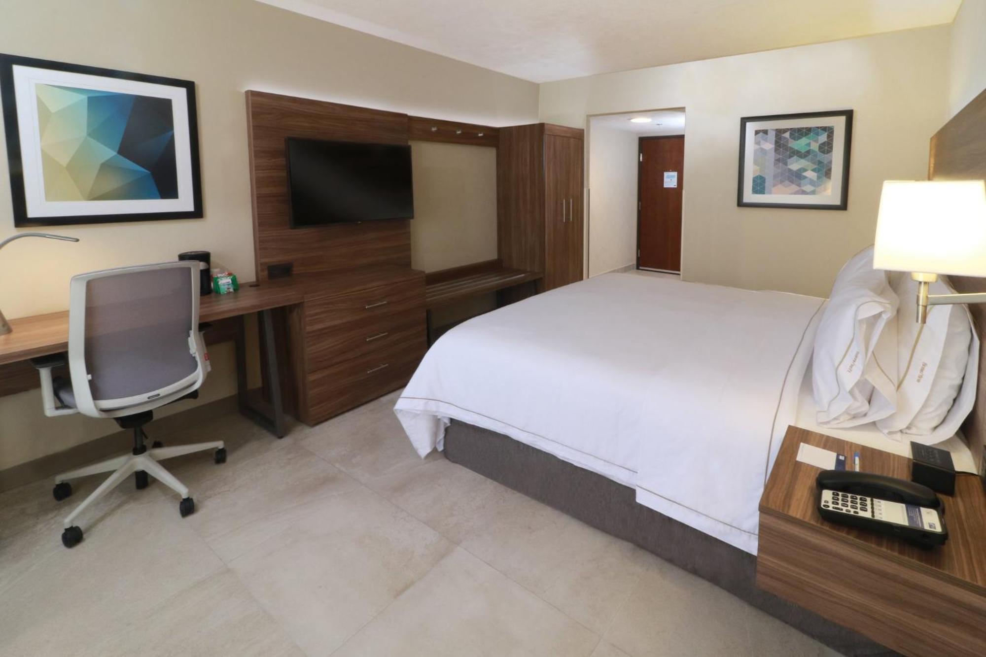 Holiday Inn Express Guadalajara Aeropuerto By Ihg Las Pintas Exterior photo